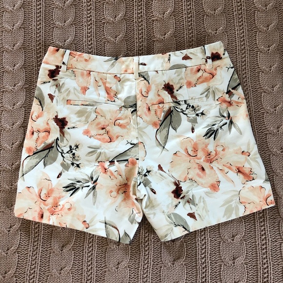LIKE NEW WHBM 5in Smooth Stretch Shorts - Picture 2 of 3
